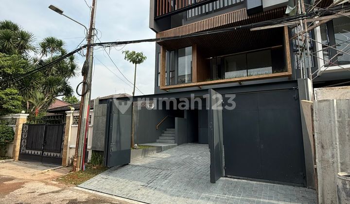 Jual Rumah Strategis Brand New 3 Lantai di Kemang Jakarta Selatan