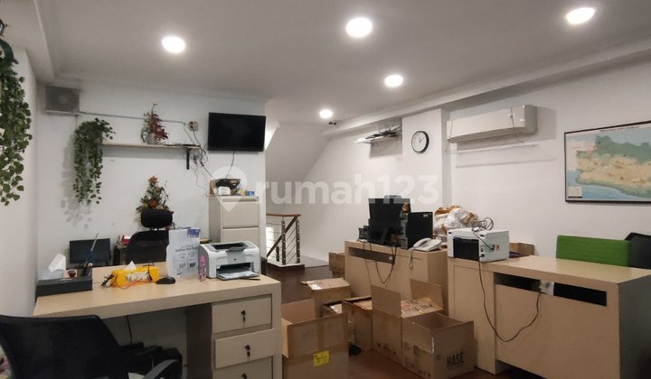 For Sale Strategic GSA 4.5 Floors Furnished Shop House in Central Park, West Jakarta 2