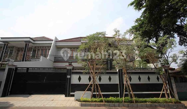 For Sale: Strategic Luxury 2-Story Ready-to-Occupy House in Kebon Jeruk, West Jakarta 2