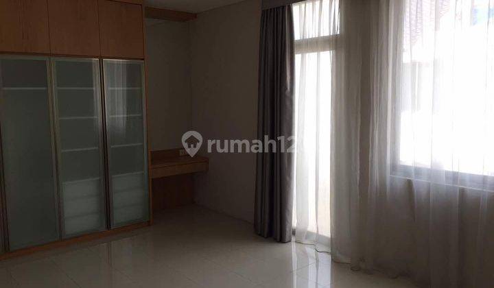 Rumah Cantik di Residences 28, Jalan Panjang, Jakarta Barat. 3 Lantai HGB Furnish Bagus, Harga OK  10