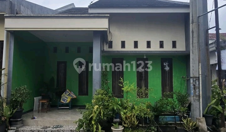 1-Story Landed House in Menganti, Gresik: Modern & Strategic 2
