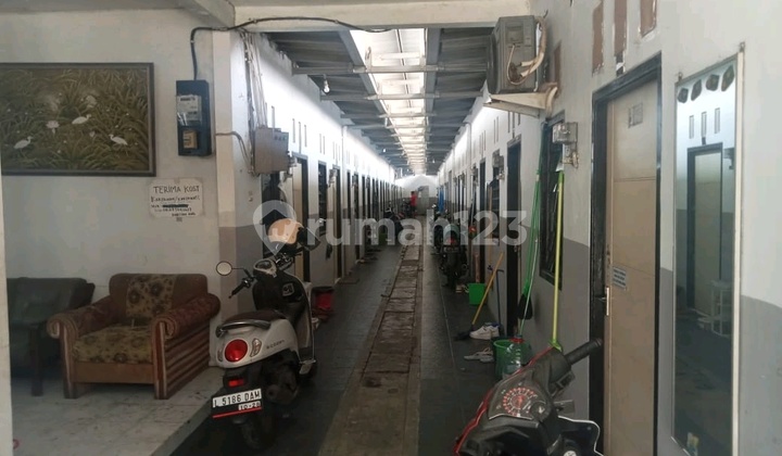 KOST 27 ROOMS WEST SURABAYA, CHEAP MA'AM. ALWAYS FULL. AIR CONDITIONER AND FAN. 1