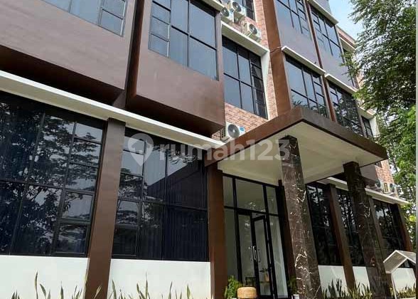 RUKOST DENGAN GAYA ISTANA INGGRIS! Desain Arsitektur Tudor Style Pertama di Dramaga, Kamar Premium sudah Full Furnished di Ring 1 Kampus IPB Bogor, Kualitas Bangunan  Premium dan Pengelolaan Profesional