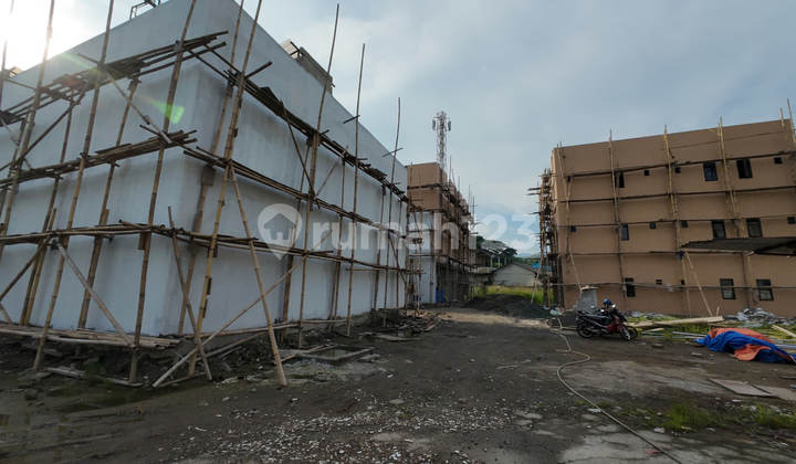 MENGAPA HANYA PUAS DENGAN 5 KAMAR JIKA DAPAT 11 KAMAR? Tipe Couple 2 Lantai di Rukost Premium Eduliving ini adalah jawabannya! RAIH pendapatan sewa dua kali lipat di lokasi hotspot IPB Bogor!