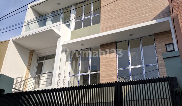 Modern 3.5-Story House Ready to Occupy in Tomang