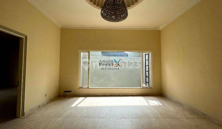 Rumah 2 Lantai Bagus Unfurnished SHM di Pakuwon Indah, Surabaya 2