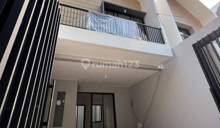 Rumah 2 Lantai Baru Unfurnished SHM di Kalijudan, Surabaya 2