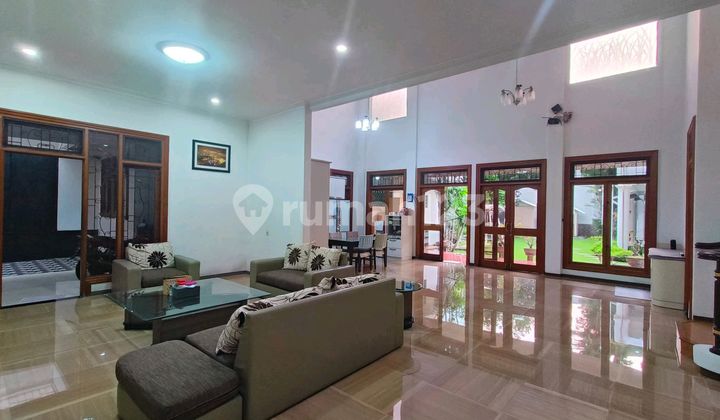 Rumah Ada Pool Di Raya Boulevard Galaxy Bumi Permai Surabaya
