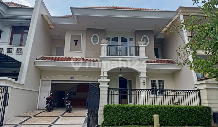 Luxury Home Graha Family Fully Furnished One Step to Club House West Surabaya