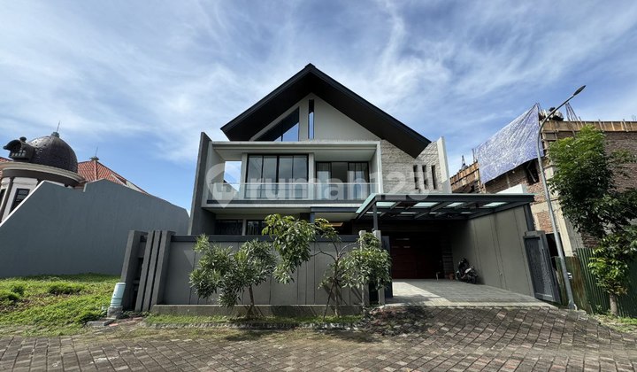 New Luxurious House in Double Way Regency 21 East Surabaya