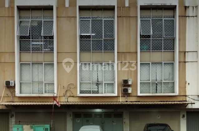 Dijual Ruko Gandeng 3 Rawa Bokor • persis belakang Cengkareng Business Centre LT = 418 M2. (13.5 x 31) Dijual Ruko Gandeng 3 Rawa Bokor • persis belakang Cengkareng Business Centre LT = 418 M2. (13.5 x 31)