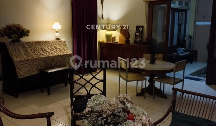 Rumah Klasik Modern di Villa Sarimas Pulomas Lokasi Strategis