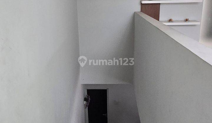 Rumah 2 Lantai Full Furnish Tanah Luas  12