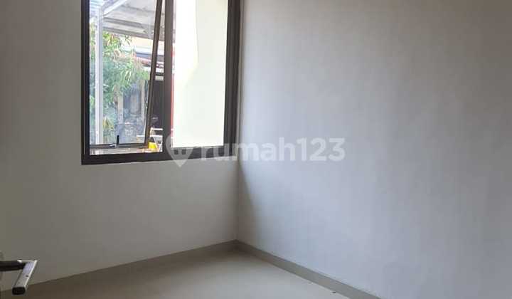 Ready-to-Occupy House with Complete Facilities, around 450 Million Cash or KPR 2