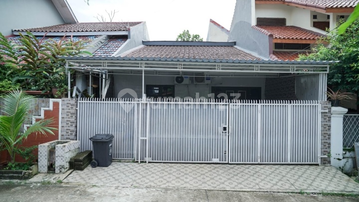 A 1.5-story luxury house, move-in ready. Strategically located, safe, close to Depok Baru Station, DTC, Transmart Depok, Beji Kukusan Toll Road, Bakti Yudha Depok Hospital.