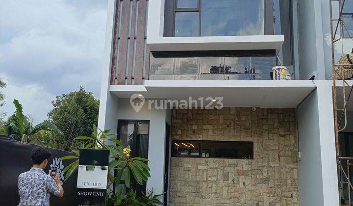 Rumah Baru Modern Lux 2 lantai. Murah Free AC tiap kamar. Canopy/ Kitchen set. Bisa DP 0% . Di Sawangan Depok 1