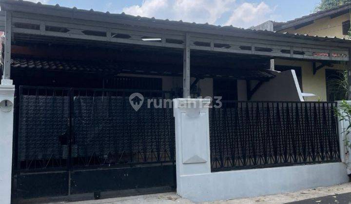 Rumah murah dalam komplek perumahan dg luas tanah 150 m2 di Kedaung Pamulang Tangerang Selatan. Jual cepat saja. Dekat Ramayana Dept. Store, Halte Bus Trans Jakarta, Toll Gate Pamulang - Bandara Soeta,Toll Gate Pamulang - Jl Raya Margonda Depok.  1