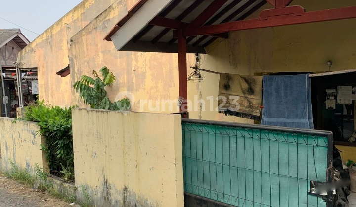 House on a corner lot with two frontages. Located on Abdul Wahab Street, Sawangan, Depok. Close to: The Park Mall, Bakti Karya Supermarket, Depok Regional Hospital. Near Brawijaya Toll Gate Sawangan - Antasari. Pamulang Toll Gate - Soekarno-Hatta Airport. 2