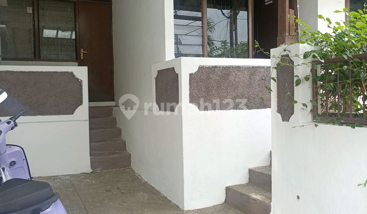2-Story House in a Housing Complex. Comfortable, Safe, Strategic. Close to: Buah Hati Ciputat Hospital, Ramayana Department Store, Trans Jakarta Bus Stop, UIN Campus. Exit Pamulang Toll Gate to Soekarno-Hatta Airport, Exit Pamulang Toll to Depok. 15 Minutes to Lebak Bulus MRT Station. 2