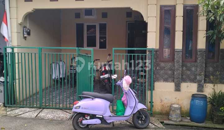 Rumah Cluster di Jalan Aliandong Bojongsari Depok. Siap Huni, Ada Kios Utk Jualan. 5 Menit ke The Park Mall, Indogrosir, Pujasari, Hy Fresh Swalayan, Rs Brawijaya, Rs Mitra Keluarga, Toll Gate Pamulang- Bandara Soeta, Toll Gate Pamulang - Depok