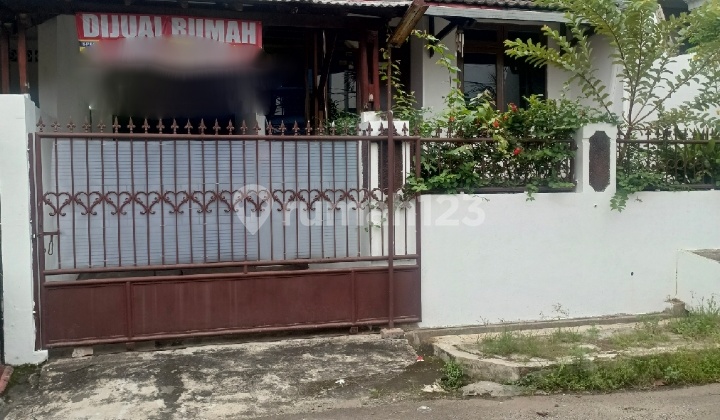 Rumah 2 Lantai Dalam Komplek Perumahan. Nyaman,Aman,Strategis. Dekat : Rs Buah Hati Ciputat. Ramayama Dept Store, Halte Trans Jakarta, Kampus Uin. Exit Toll Gate Pamulang - Bandara Soeta, Exit Toll Pamulang - Depok. 15 Menit ke Statsiun MRT Lebak Bulus