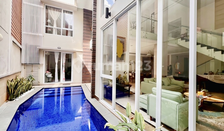 Ready-to-Occupy, Luxurious House *with Swimming Pool* on Jl. Niaga Hijau, Pondok Indah, South Jakarta 2