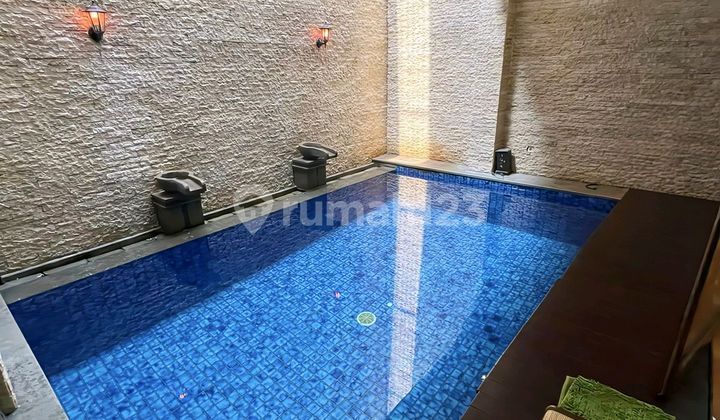 Dijual Segera! Rumah Mewah Ada Kolam Renang, Lokasi Strategis; Hanya 2 Menit Menuju Akses Tol, Stasiun KRL, Bxcmall, Rspib, Dll di Discovery Residence, Bintaro Jaya Sektor 9