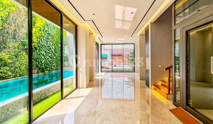 Turun Harga!!! Dijual Segera!! Rumah Baru * Ada Kolam Renang, Kitchen Set Modern, Hanya 2 Menit Menuju Pintu Tol, MRT, Rspi, Pondok Indah Mall, Sekolah, Dll di Jl. Pondok Hijau, Pondok Indah, Jakarta Selatan 2