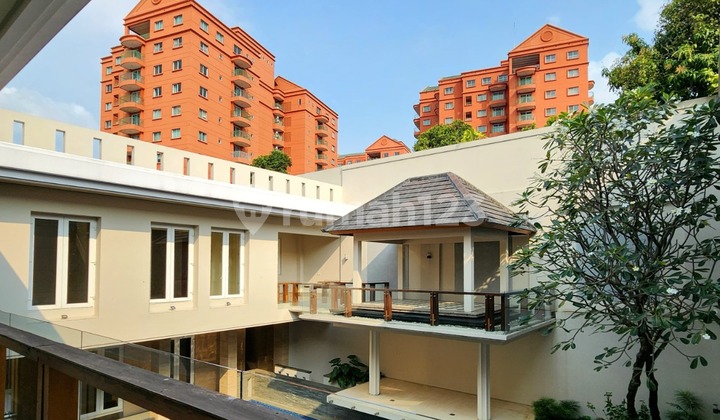 Dijual Segera!! Jarang Ada! Mewah, Modern Style "ada Kolam Renang, 'brand New' , Lokasi Strategis; Hanya 2 Menut Ke Akses Pintu Tol, Stasiun Mrt, Rspi, Mall, Dll Di Jl. Kencana Indah, Pondok Indah, Jakarta Selatan