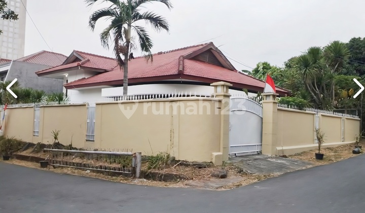 Well-Maintained House & Spacious Yard, Just 5 Minutes to Pondok Indah Toll Gate on Jl. Bunga Mayang, Veteran, South Jakarta, DKI Jakarta 2