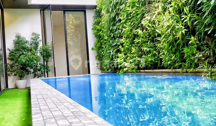 Turun Harga!!! Dijual Segera!! Rumah Baru * Ada Kolam Renang, Kitchen Set Modern, Hanya 2 Menit Menuju Pintu Tol, MRT, Rspi, Pondok Indah Mall, Sekolah, Dll di Jl. Pondok Hijau, Pondok Indah, Jakarta Selatan