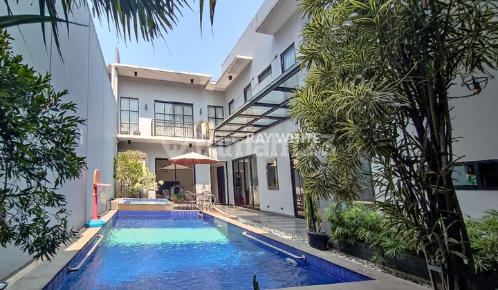 Spacious & Luxurious 2-Story House, * Featuring a Swimming Pool, Strategic Location; Close to Toll Access, MRT, Mall, Hospital, Business Center, etc. in Lebak Bulus, South Jakarta 2