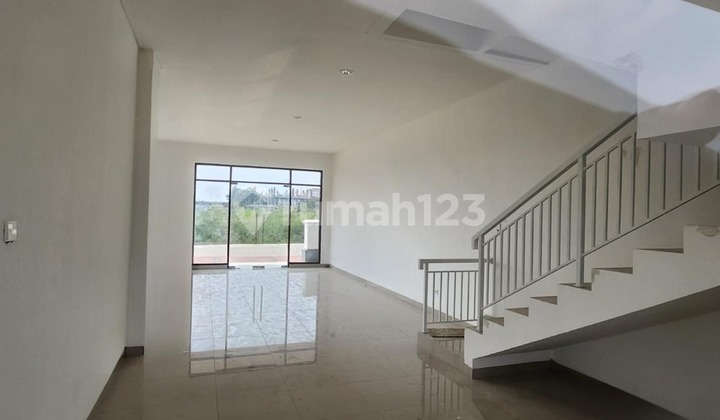 Maison De Wisteria 3-story shophouse, area 5x17, Metland Menteng, Cakung