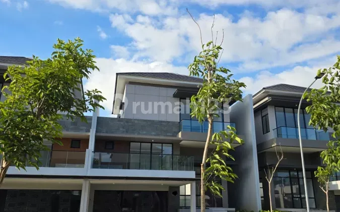 DISEWAKAN RUMAH 2,5 LANTAI UK12X25 PIK2 