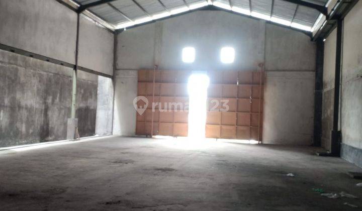 Stores, warehouses and offices on the main road. Cargo complete permits 2