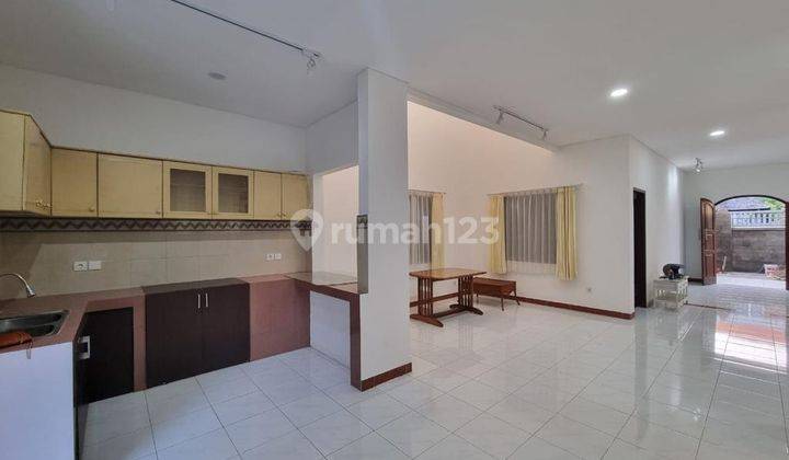 Rumah minimalis di lingkungan elit Renon 2