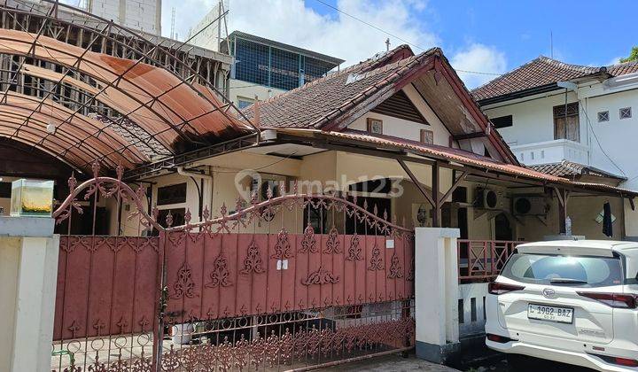 Rumah dekat living word Gatot Subroto Timur 1