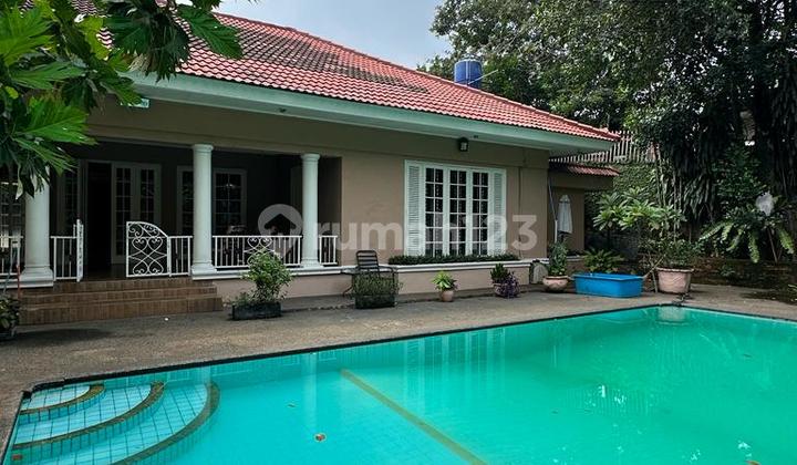 Rumah dengan Taman Luas dan Asri Dekat Lebak Bulus