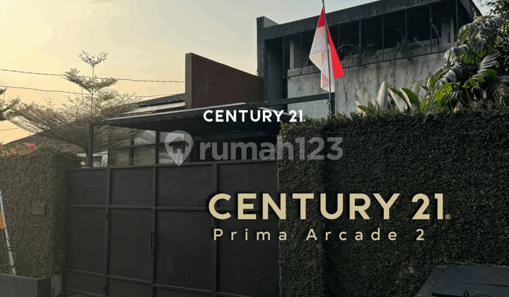 Rumah Industrial Halaman Luas dengan Swimming Pool Ny 14417