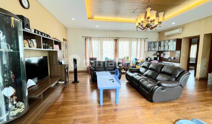 Spacious House with Swimming Pool in Bintaro - pr 17001