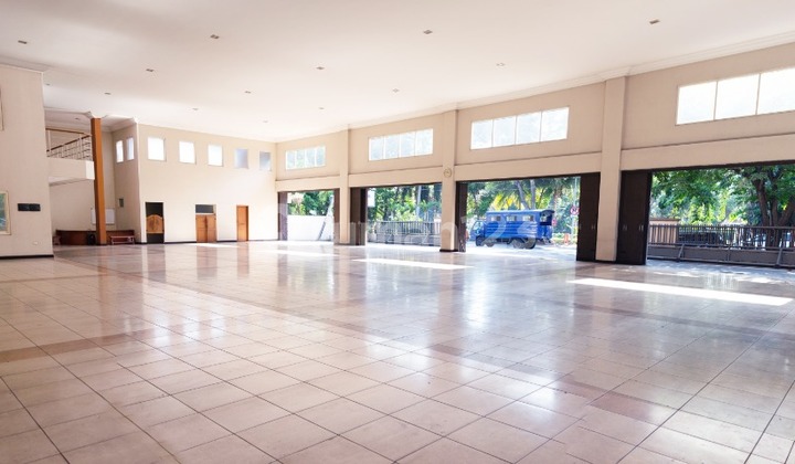 Shop house with spacious parking lot in the city center 2