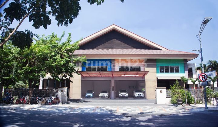 Shop house with spacious parking lot in the city center