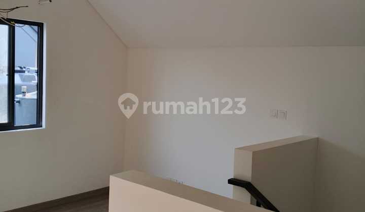 Disewakan Rumah Menarik Rapih di Wisteria Metland Menteng, Jakarta Timur 2