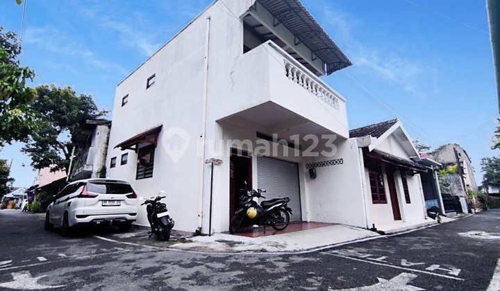 Laweyan Solo Row House Corner Position 2 Fronts Laweyan Solo Row House Corner Position 2 Fronts