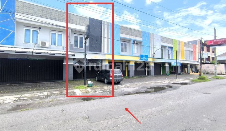 Shop House, 2 Floors, Plus Fitness Business on the Side of Baturan Fajar Indah Street 2