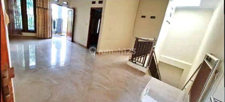 Rumah mewah  2 Lantai di Baturan fajar indah Bagus 8