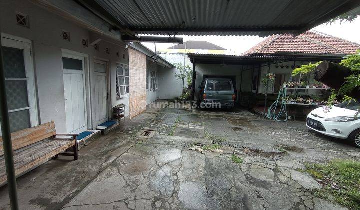 Rumah kolonial di pinggir jalan raya manahan hoek muka lebar 2