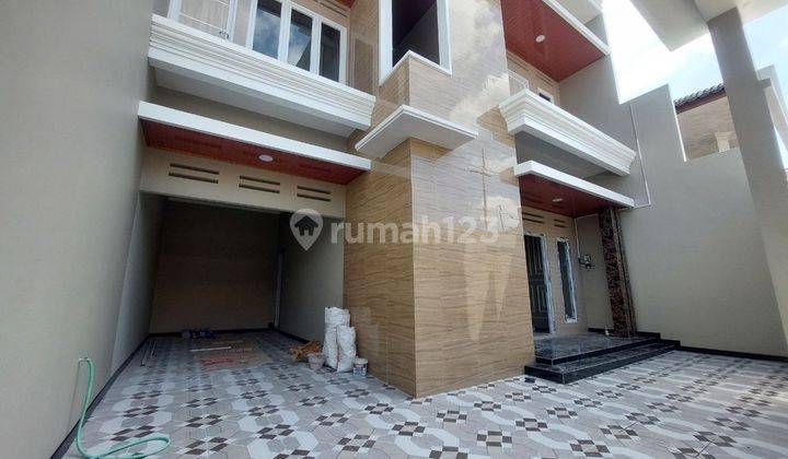 Rumah mewah 2 Lantai di Laweyan jajar strategis desain minimalis 1