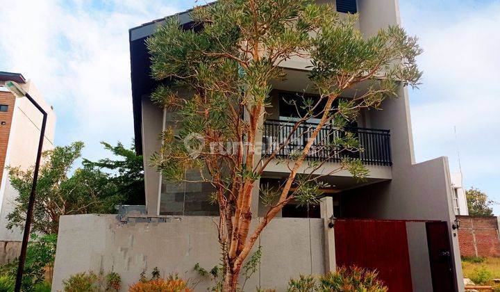 Rumah mewah full furnish di perumahan cluster elite solo baru