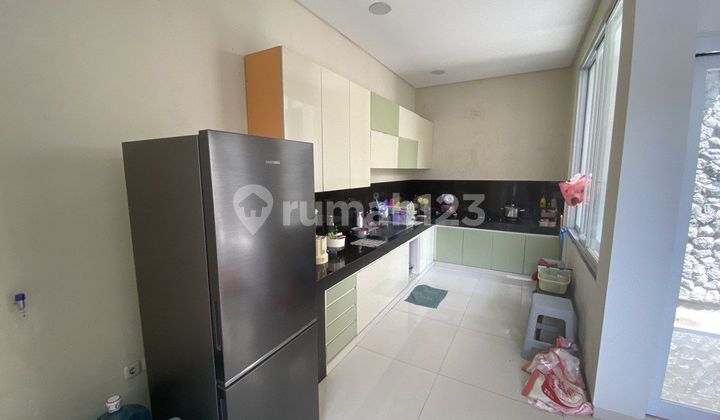 Rumah Mewah Desain Minimalisi Pinggir Jalan Serengan Rumah Mewah Desain Minimalisi Pinggir Jalan Serengan